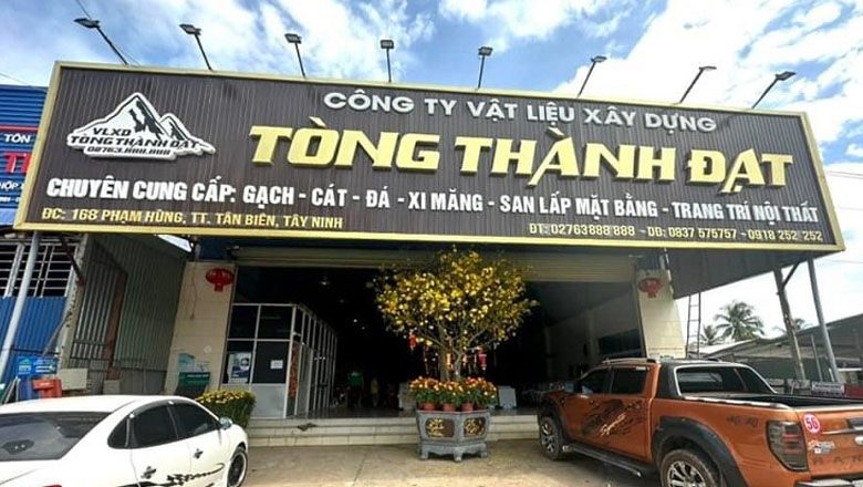 Bảng hiệu công ty vật liệu xây dựng Tòng Thành Đạt nền đen, chữ nổi vàng, dòng liệt kê mặt hàng