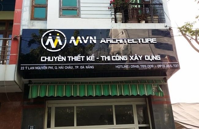 Bảng hiệu văn phòng MVN Architecture nền đen bóng, logo và chữ nổi trắng