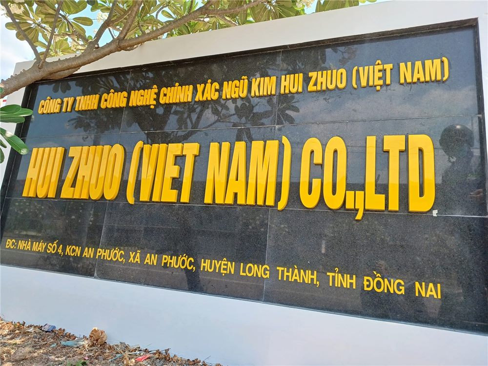 Biển tên công ty Hui Zhuo Việt Nam chữ inox vàng trên nền đá granite đen