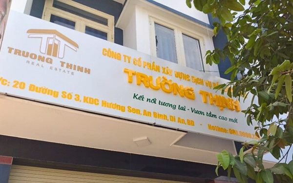 Bảng hiệu công ty cổ phần xây dựng Trường Thịnh nền trắng, chữ nổi vàng và logo