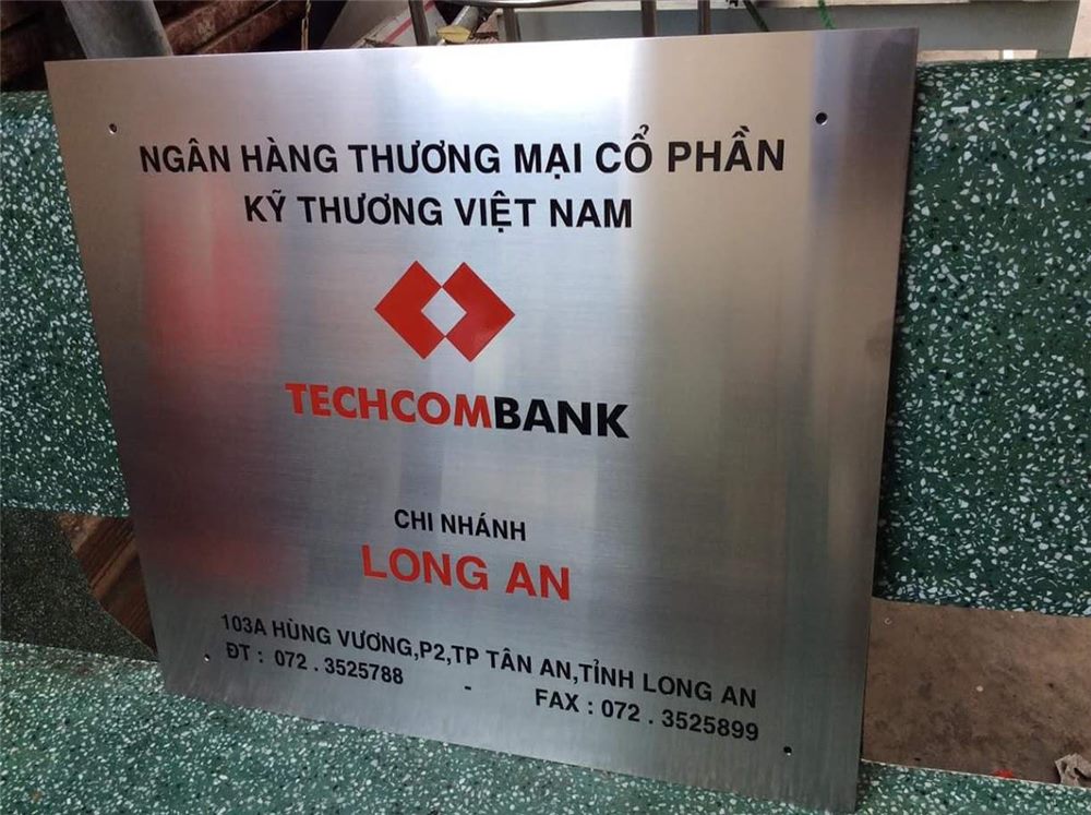 Biển tên inox chi nhánh ngân hàng với logo đỏ, tên chi nhánh và địa chỉ