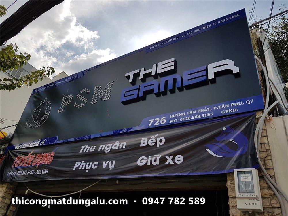 Bảng hiệu PSM Gaming The Gamer nền đen nhìn từ dưới lên ban ngày