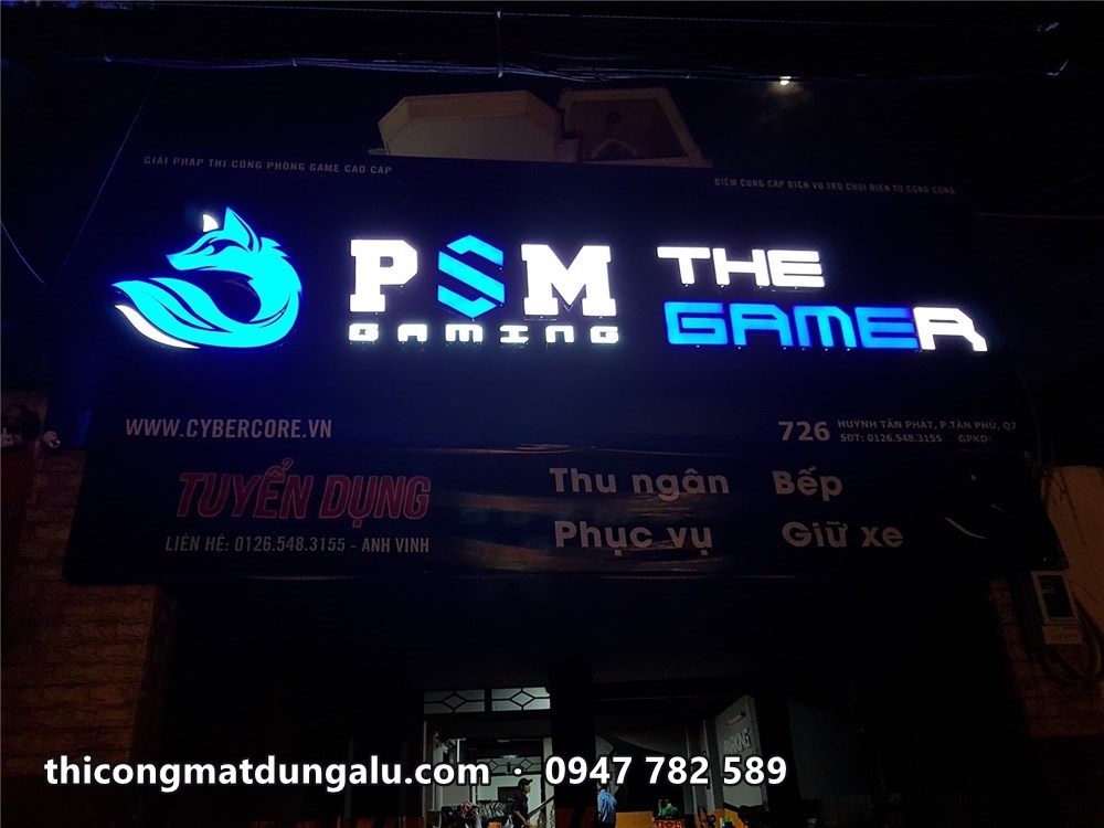 Bảng hiệu PSM Gaming The Gamer sáng đèn xanh ban đêm