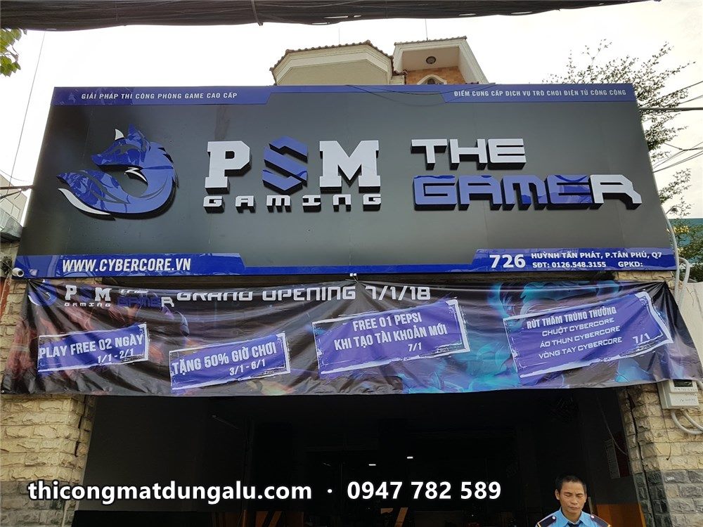 Bảng hiệu PSM Gaming với băng rôn khai trương phía dưới