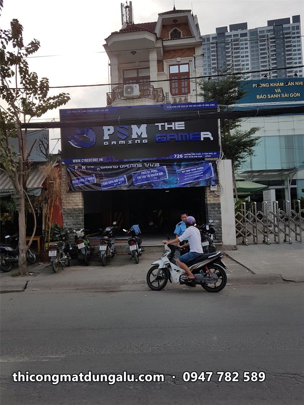 Phòng game PSM Gaming nhìn từ bên kia đường