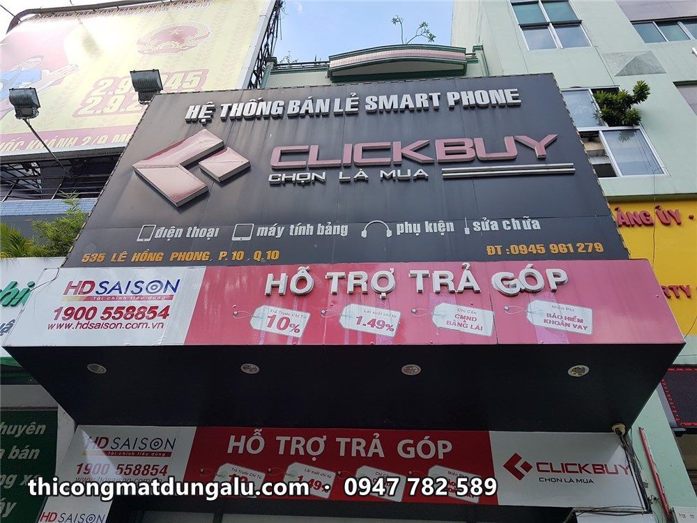 Cửa hàng Clickbuy góc phố với bảng hiệu đen và dải đỏ hỗ trợ trả góp