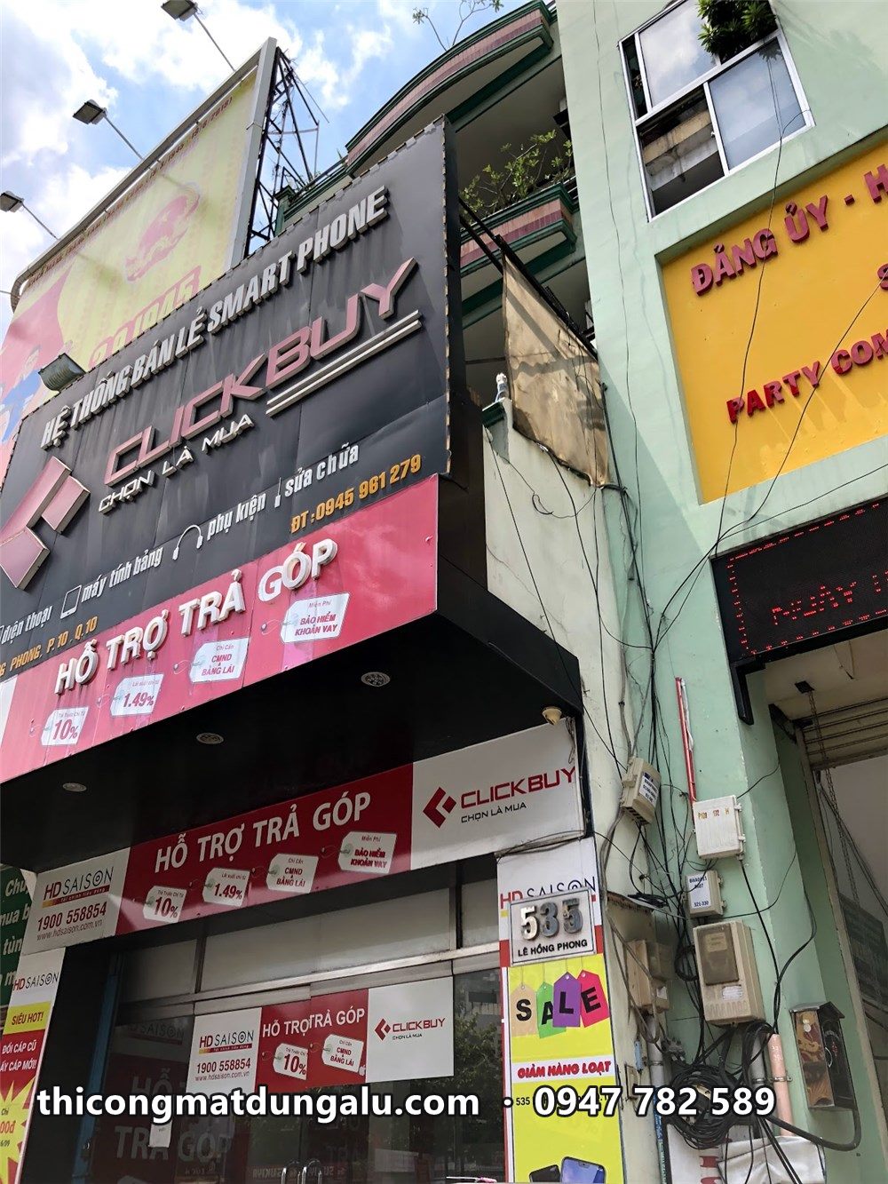 Bảng hiệu Clickbuy nhìn từ dưới lên ở góc cửa hàng