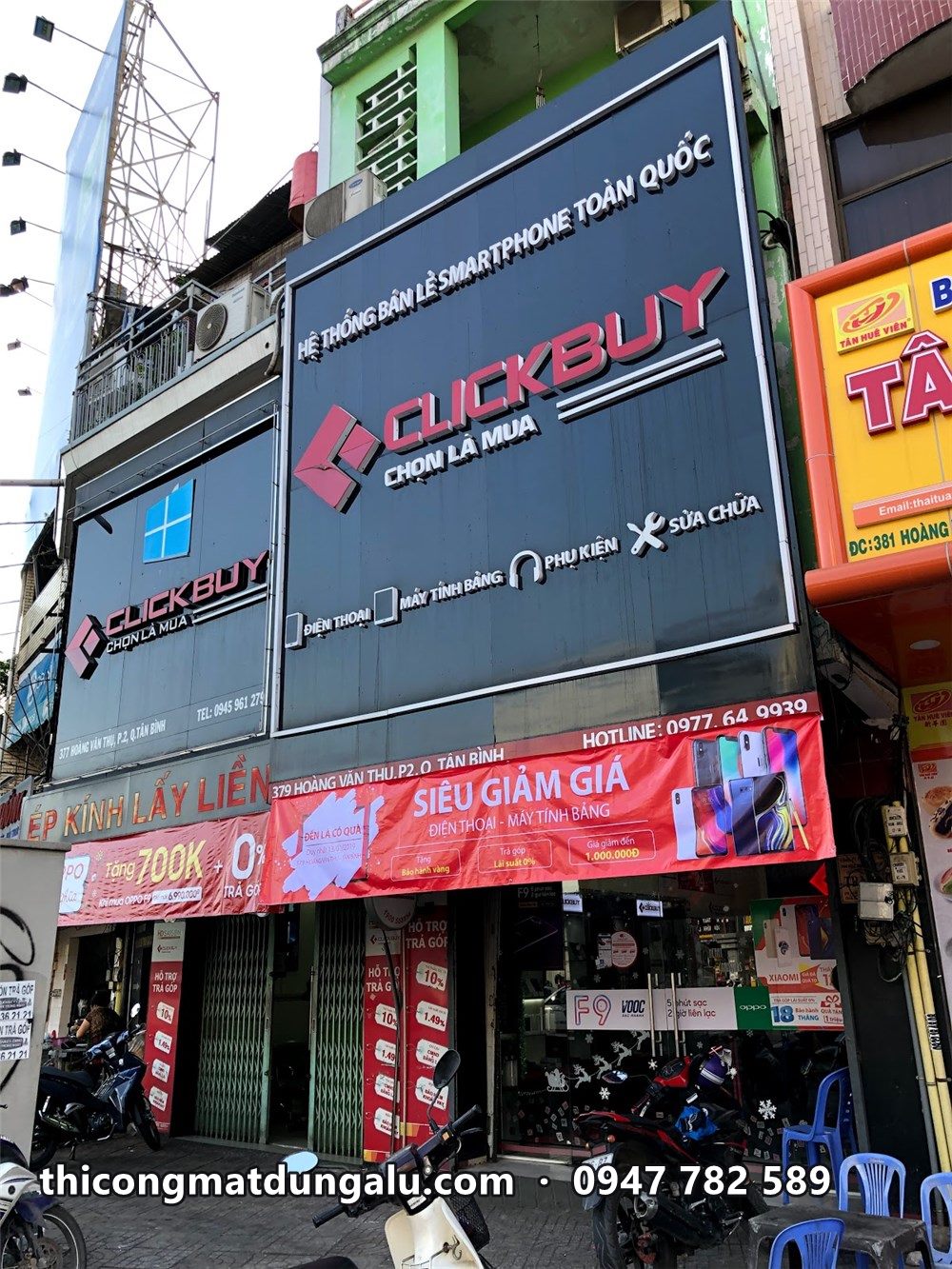 Bảng hiệu Clickbuy và băng rôn siêu giảm giá phía dưới