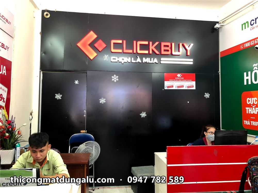 Quầy thu ngân Clickbuy với logo trên vách đen bên trong cửa hàng