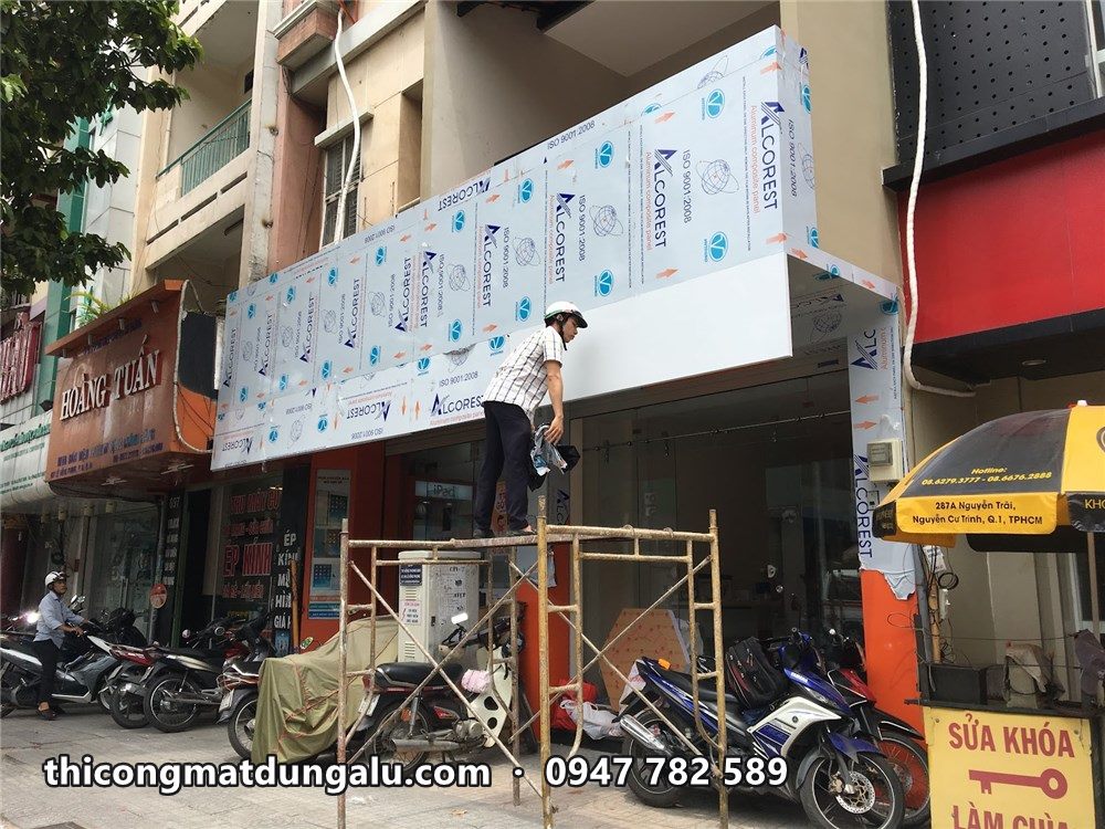 Giàn giáo trước mặt tiền cửa hàng, tấm alu còn màng bảo vệ