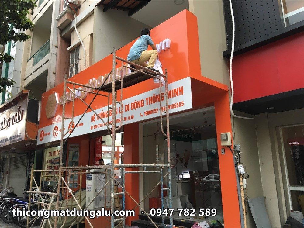 Mặt tiền didongthongminh.vn ốp alu cam, thợ trên giàn giáo