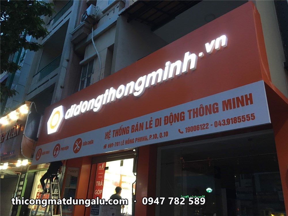 Bảng hiệu didongthongminh.vn cam chữ trắng nhìn chéo