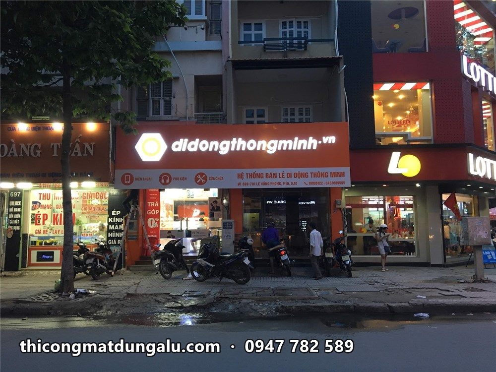 Cửa hàng Di Động Thông Minh sáng đèn buổi tối