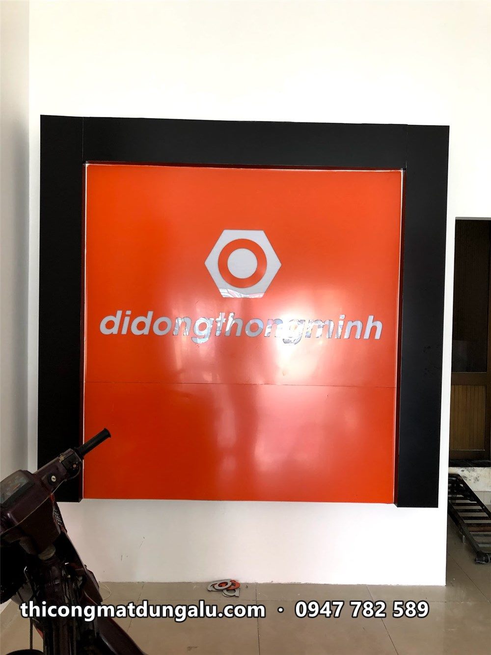 Hộp logo didongthongminh nền cam viền đen
