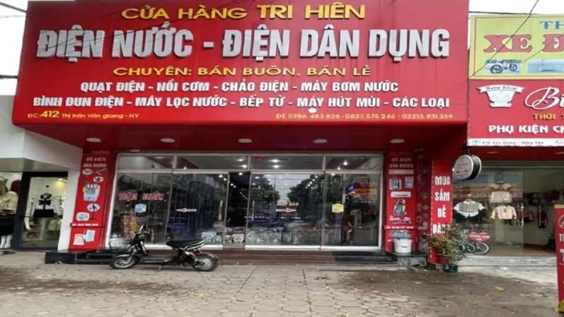 Bảng hiệu cửa hàng điện nước điện dân dụng nền đỏ, chữ trắng và danh sách mặt hàng