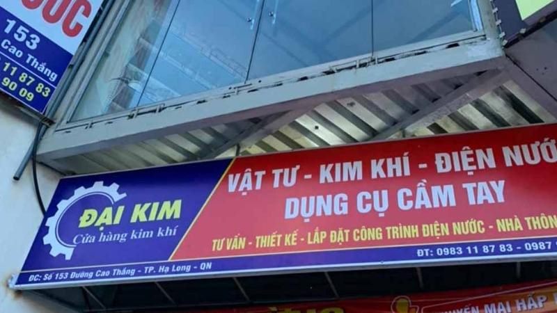 Bảng hiệu cửa hàng vật tư kim khí điện nước nền xanh đỏ với logo bánh răng