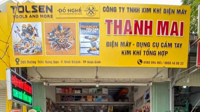 Bảng hiệu cửa hàng kim khí điện máy nền vàng chữ đỏ, in hình dụng cụ cầm tay bên trái