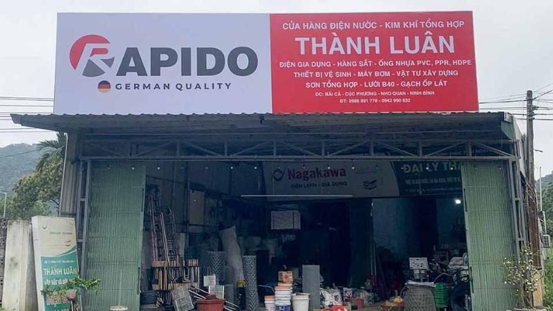 Bảng hiệu cửa hàng điện nước kim khí với logo hãng bên trái và tên cửa hàng bên phải