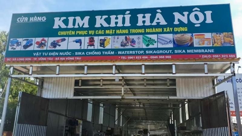Bảng hiệu cửa hàng kim khí nền xanh lá với dải hình sản phẩm in dưới tên