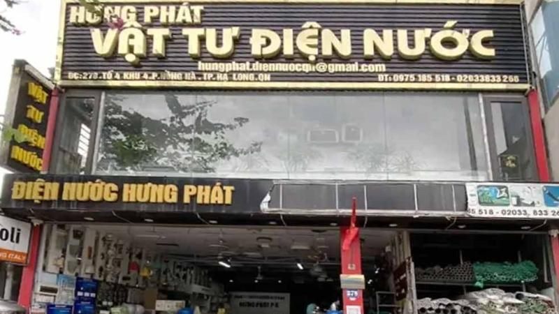 Bảng hiệu cửa hàng vật tư điện nước chữ nổi vàng trên nền tối