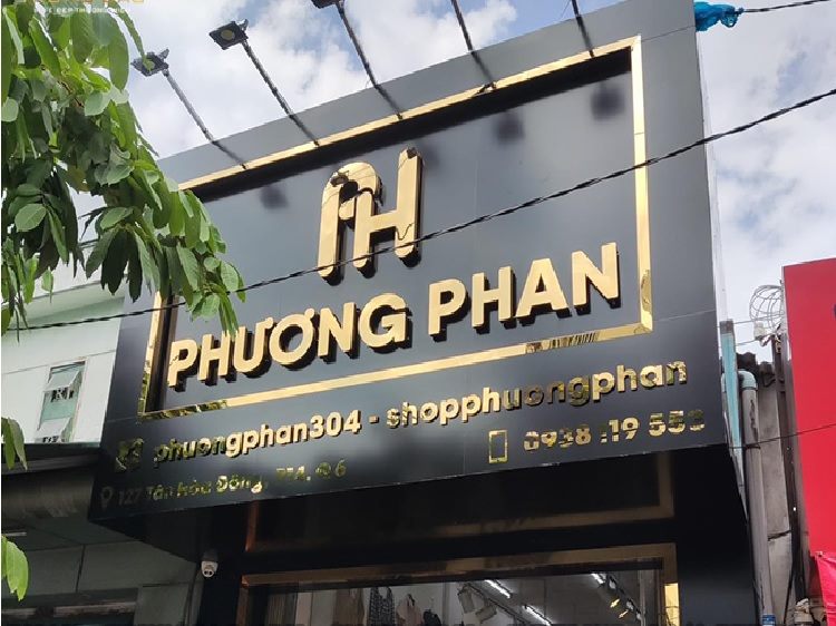 Bảng hiệu cửa hàng điện thoại Phương Phan nền đen, chữ nổi vàng gương và logo chữ PH