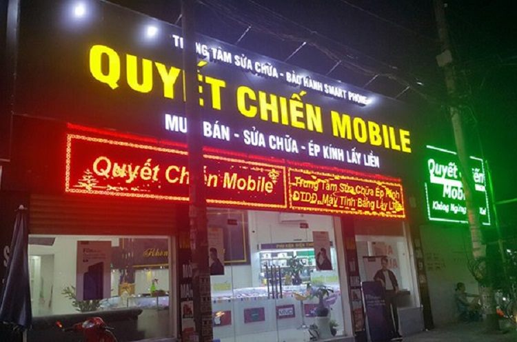 Bảng hiệu Quyết Chiến Mobile chữ nổi vàng sáng, dải LED đỏ chạy chữ và biển dọc xanh