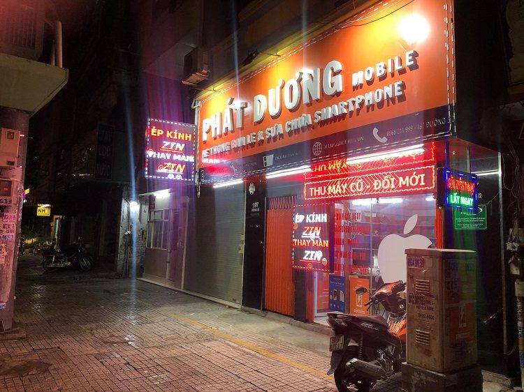 Cửa hàng Phát Dương Mobile về đêm với bảng cam, chữ nổi trắng và các biển LED nhỏ