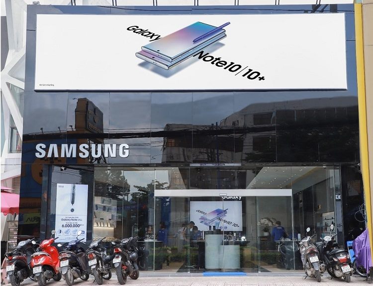 Mặt tiền showroom Samsung kính lớn với bảng quảng cáo sản phẩm phía trên