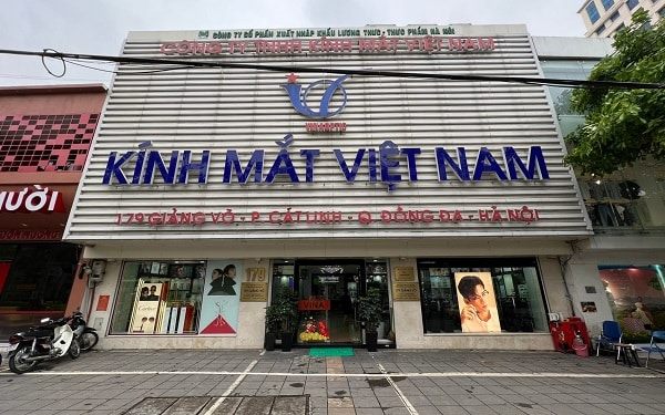 Mặt tiền Kính mắt Việt Nam ốp nhôm sọc ngang trắng, chữ nổi xanh dương