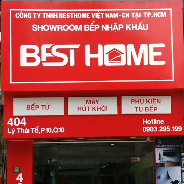 Bảng hiệu showroom bếp nhập khẩu Best Home nền đỏ, tên lớn và ba ô trắng ghi bếp từ, máy hút khói, phụ kiện tủ bếp