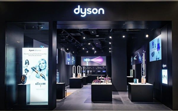 Gian hàng dyson trong trung tâm thương mại với chữ logo trắng sáng trên nền đen tối giản