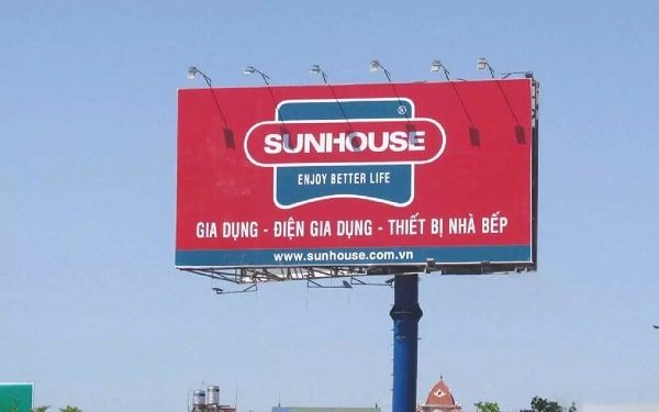 Pano ngoài trời Sunhouse nền đỏ với logo, khẩu hiệu và dòng gia dụng, điện gia dụng, thiết bị nhà bếp