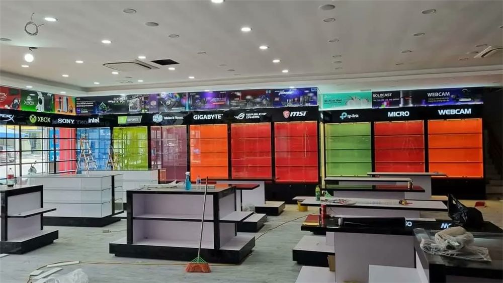 Tường cửa hàng máy tính chia ô màu mang logo các hãng linh kiện, bàn kệ trưng bày