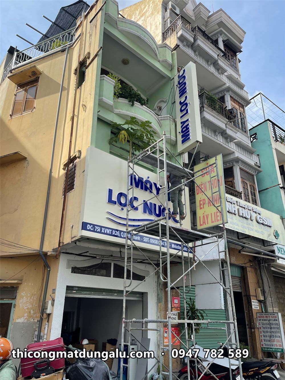 Nhà phố với biển dọc và biển ngang Máy Lọc Nước, giàn giáo phía trước