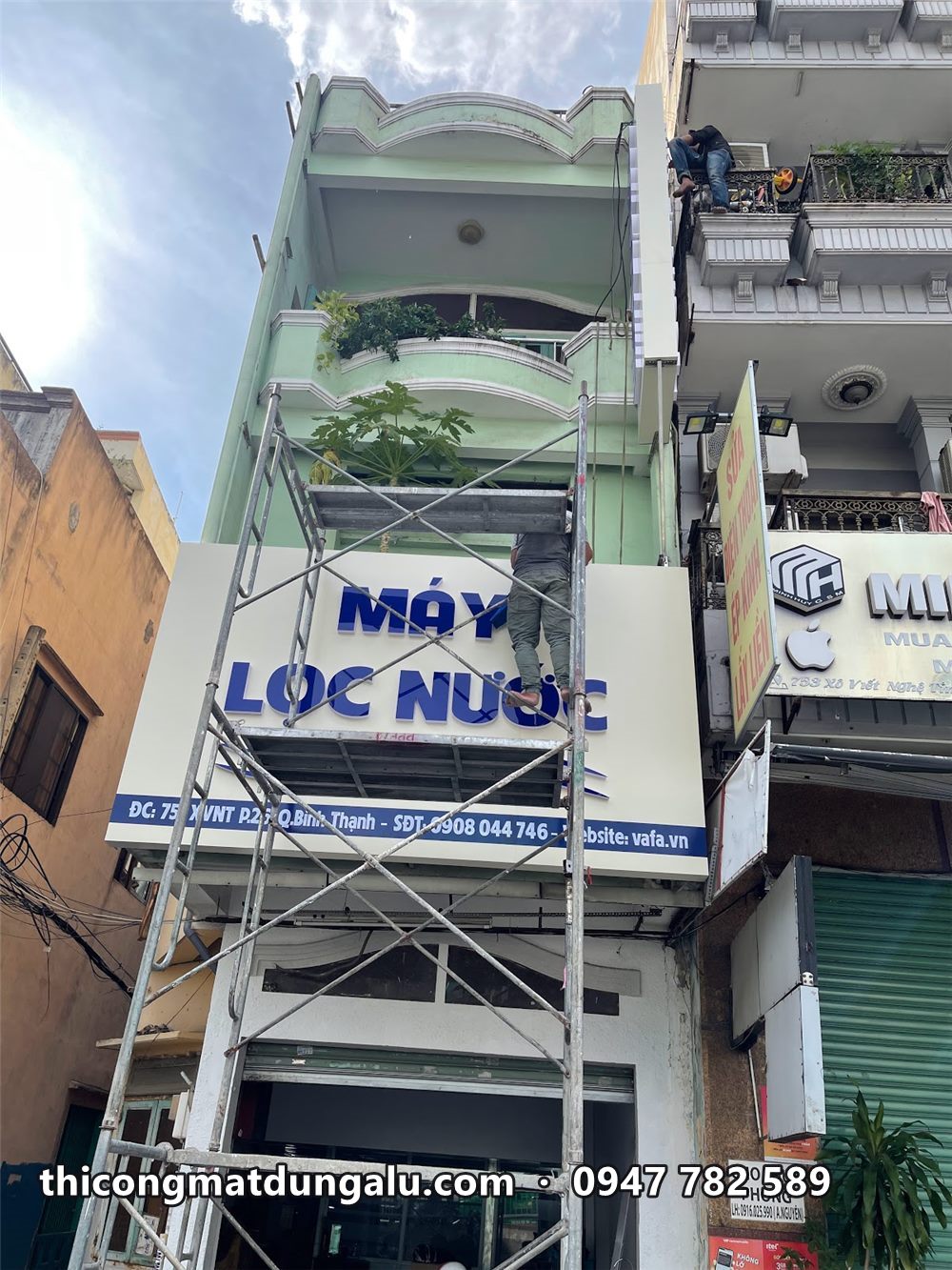 Biển Máy Lọc Nước hoàn thiện trên mặt tiền nhà phố, nhìn từ góc nghiêng