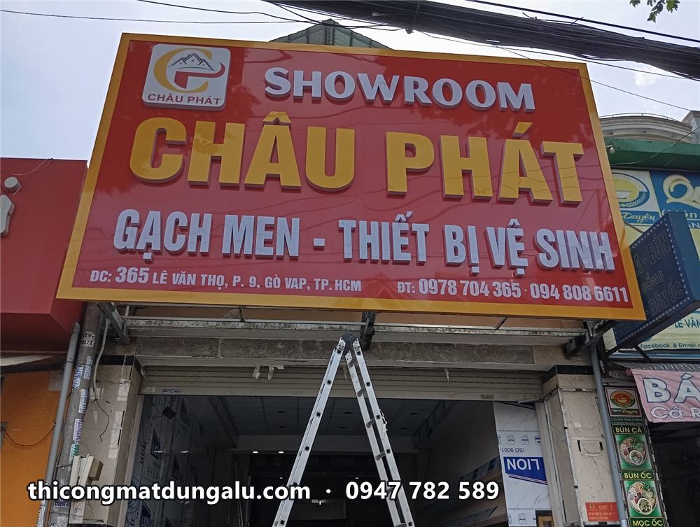 Biển Showroom Châu Phát gạch men thiết bị vệ sinh nền vàng chữ đỏ