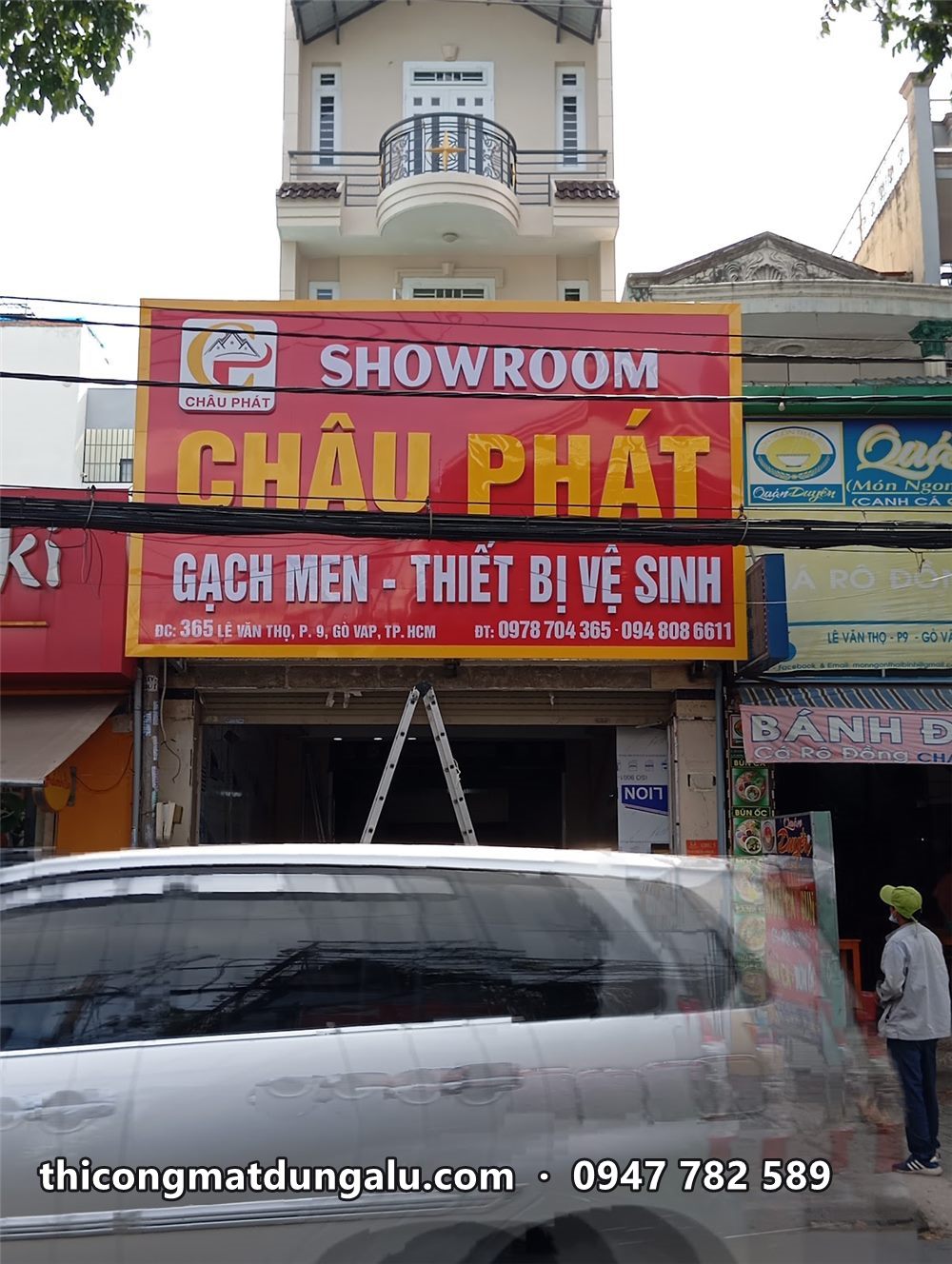 Showroom Châu Phát nhìn từ đường với biển vàng đỏ trên mặt tiền