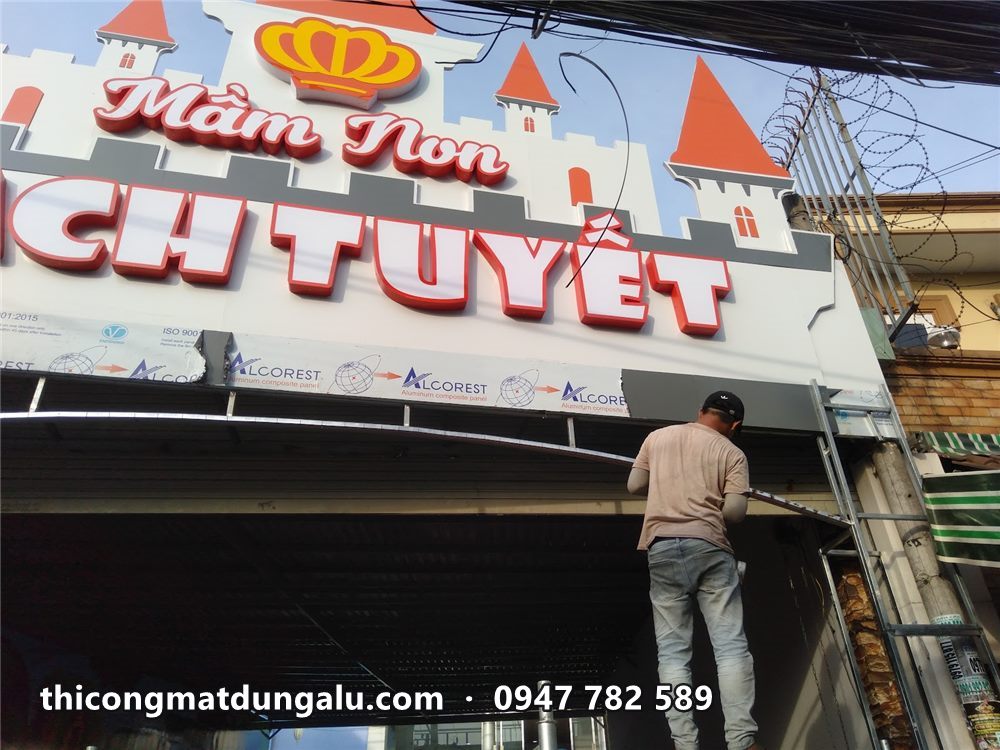 Bảng Mầm non Bạch Tuyết hình lâu đài với chữ đỏ, thợ lắp phía dưới