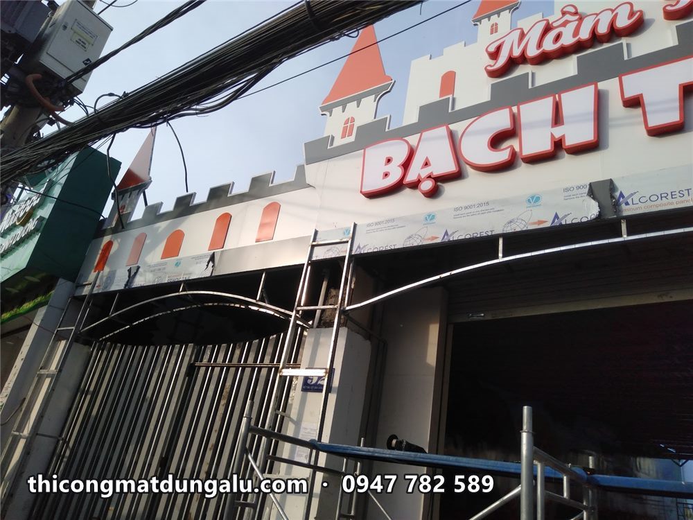 Bảng hình lâu đài mầm non Bạch Tuyết nhìn chéo từ dưới lên