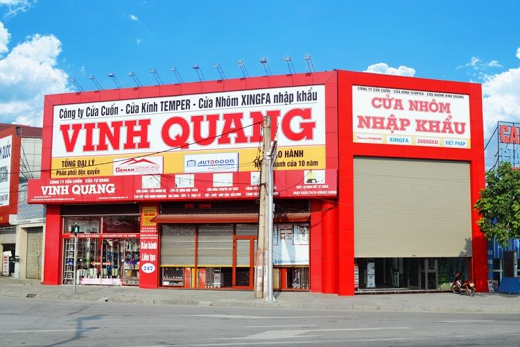 Cửa hàng nhôm kính mặt tiền ốp đỏ toàn bộ, chữ trắng lớn và bảng phụ cửa nhôm nhập khẩu