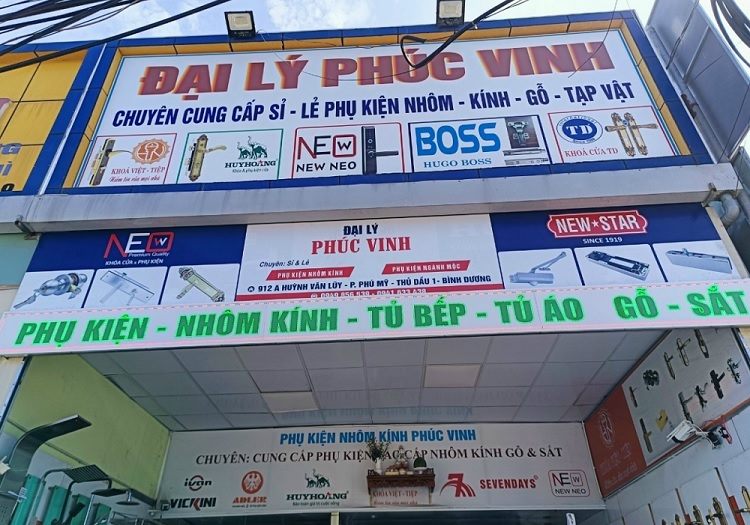 Bảng hiệu đại lý phụ kiện nhôm kính nền xanh với nhiều logo hãng phụ kiện
