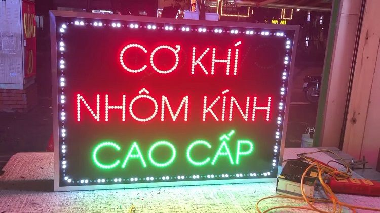 Bảng LED cơ khí nhôm kính cao cấp chữ đỏ xanh, viền bóng LED trắng