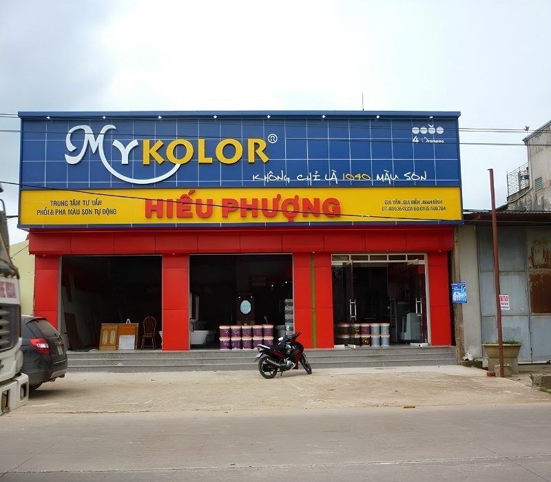 Cửa hàng sơn MyKolor mặt tiền xanh dương ô vuông và dải tên màu vàng