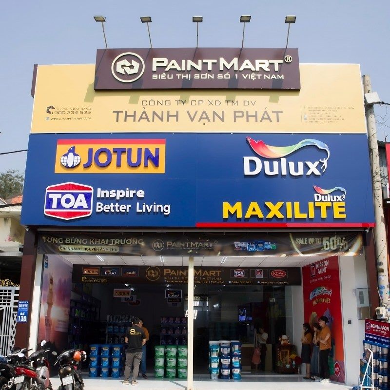 Mặt tiền siêu thị sơn với bảng tên phía trên và các logo Jotun, Dulux, TOA bên dưới