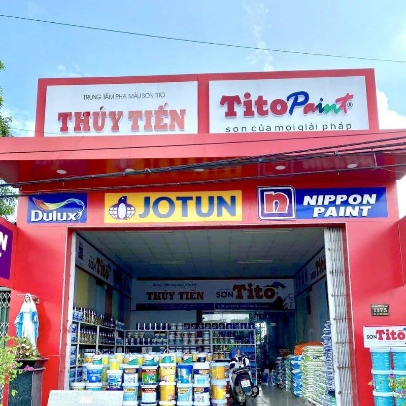 Cửa hàng sơn Thúy Tiến nền đỏ với logo Tito Paint, Dulux, Jotun, Nippon Paint