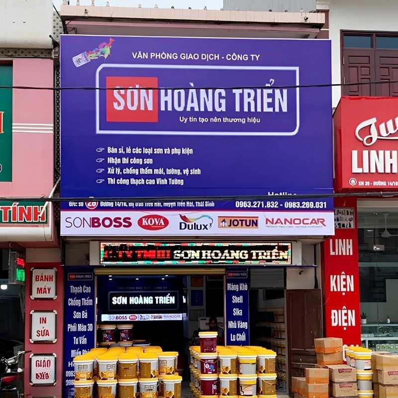 Cửa hàng sơn Hoàng Triển bảng xanh dương, dải logo các hãng và biển LED