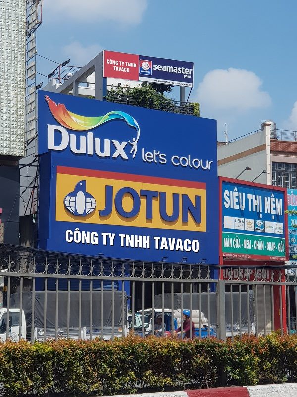 Bảng hiệu Dulux và Jotun dựng trên khung cao bên đường
