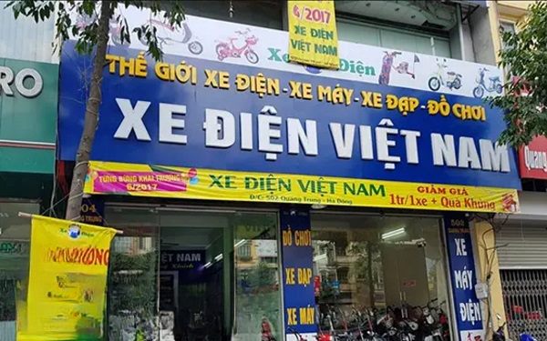 Bảng hiệu Xe điện Việt Nam nền xanh dương, chữ trắng lớn và dải vàng khai trương