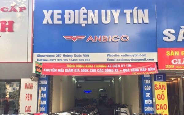 Bảng hiệu Xe điện Uy Tín nền xanh dương, logo hãng, thông tin showroom và biển dọc