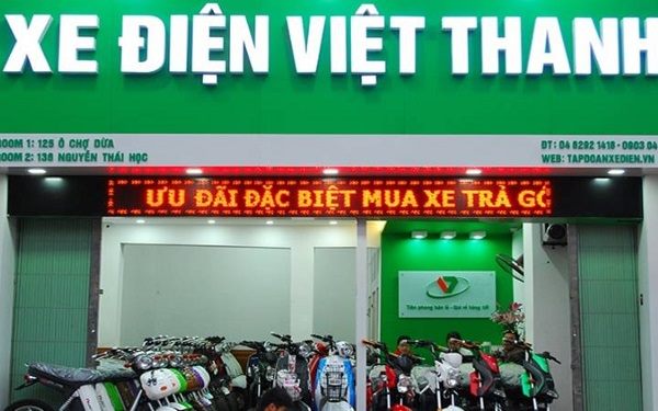 Bảng hiệu xe điện Việt Thanh xanh lá, chữ nổi trắng lớn và bảng LED chạy chữ đỏ